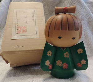 HÖLZERNE KOKESHI JAPANISCHE PUPPE FIGUR IN GRÜNEM BLUMENKIMONO 5,25" MIT SCHLEIFE NEU IM KARTON - Bild 1 von 3