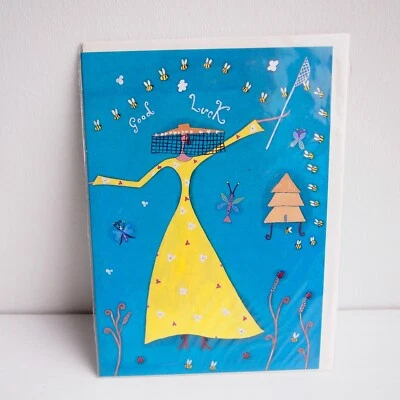 Tarjeta de buena suerte con una niña atrapando abejas y una colmena. Foto 1 de 4