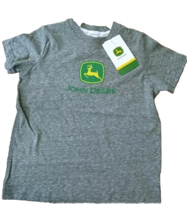 男宝宝约翰迪尔标志徽章 T 恤(皮革绿色)尺寸 4T — 第 1/2 张图片