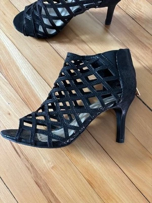 Sandalias Ana negras de tacón de aguja con punta abierta Foto 1 de 4