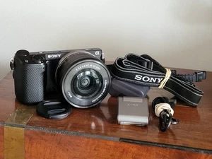 Sony NEX 5R mirrorless camera + 16-50mm power zoom lens - Picture 1 of 12