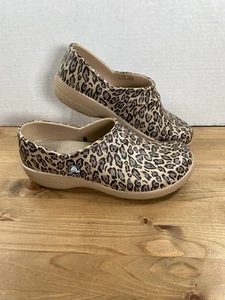 CROCS Neria Pro Work Clogs Women’s 6 Leopard Print - Picture 1 of 6
