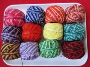 12 x Domino (Pearl Cotton)Perlgarn N° 8 zum Sticken, Häkeln, Basteln bunte Garne - Bild 1 von 2