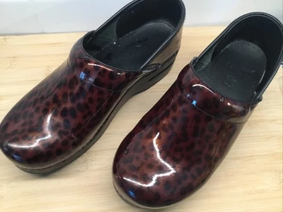 Zuecos Dansko Talla 38 Cuero Estampado Animal Brillante Algunos Desgastes en los Bordes Foto 1 de 4