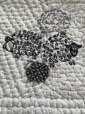 Edredón Pottery Barn cuna bebé niño oveja y flecos borla. 50”x36”. Foto 1 de 4