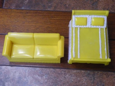LOTE de 2 muebles vintage de plástico duro para casa de muñecas MARX sofá y cama envío gratuito Foto 1 de 4