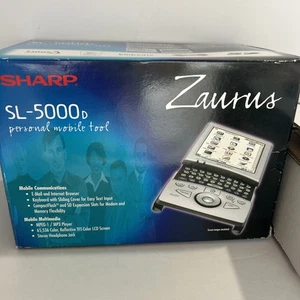Sharp Zaurus SL-5000D PDA - con culla, disco, manuali, stilo e scatola - NON TESTATO - Foto 1 di 10
