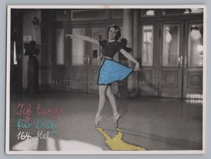 Mujer joven bailando años 30 de colección coloreada más tarde como tarjeta de amor - foto antigua - Imagen 1 de 2