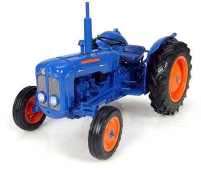 UNIVERSAL HOBBIES  1:16 TRATTORE DIE CAST FORDSON DEXTA 1960-1962   ART 2898 - Immagine 1 di 3