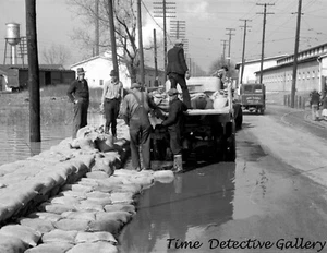 Sandbagging During Flood, Memphis, Tennessee - Feb 1937 - Vintage Photo Print - Imagen 1 de 1