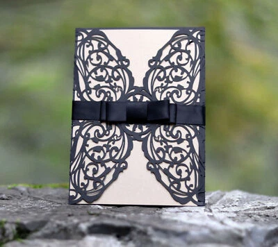 Tarjeta de invitación de boda con flor hueca cortada con láser con cinta/tarjeta de visita de hotel Foto 1 de 4