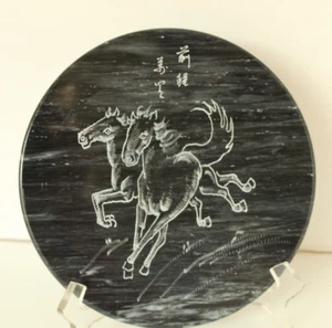 Caballos galopantes redondos tallados a mano de mármol negro - Imagen 1 de 5