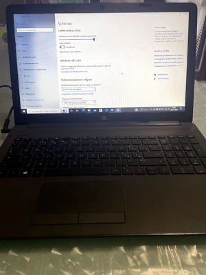 HP 255 G7 15,6" (AMD A4-9125, 2.30GHz, 4GB RAM, 256GB SSD) Laptop - Nero/Argento - Immagine 1 di 4