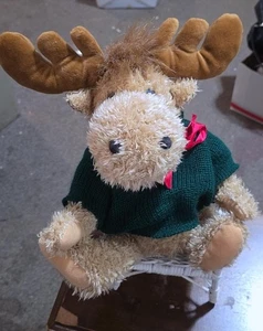 ANIMAL ADVENTURE PLÜSCH ELCH MIT GRÜNEM PULLOVER - Bild 1 von 4