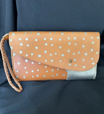 Cartera/muñequera Anthropologie de cuero con cremallera punteada  Foto 1 de 4