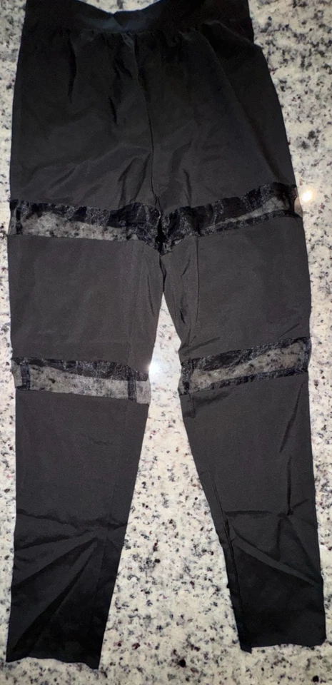 Pantalones negros pequeños para mujer con rayas transparentes ~ cintura elástica ~ Charlotte Russe Foto 1 de 2