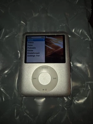 Apple iPod Nano 3. Generation A1236 Silver 4GB Fully Working  - Image 1 of 3
