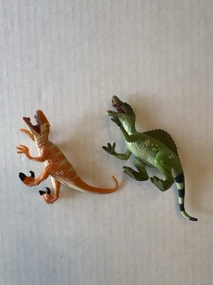 Lote de mini figuras Jurassic Park Spinosaurus, velociraptor exclusivo de Toys r Us  Foto 1 de 2