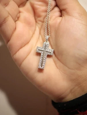 Colgante Cruz Unisex Diamante Simulado Corte Redondo 1.5 Ct Chapado en Oro Blanco 14k Foto 1 de 4