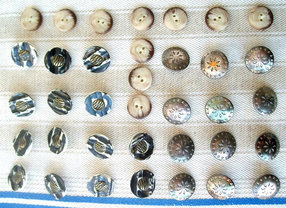 VERSCHIED. KONVOLUTE TRACHTENKNÖPFE - BRAUN/SILBER - METALL - HORN - KUNSTSTOFF - Bild 1 von 1