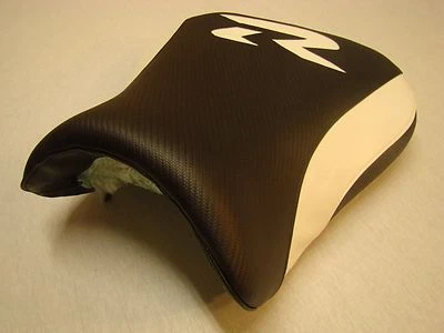 FUNDA ASIENTO DELANTERO PERSONALIZADA NEGRO/BLANCO SE ADAPTA A SUZUKI GSX 600R/750R 2004/2005 Foto 1 de 4