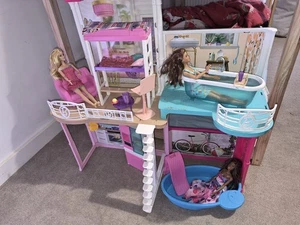 Barbie Estate Dolls House and 3 Barbie Dolls - Picture 1 of 10