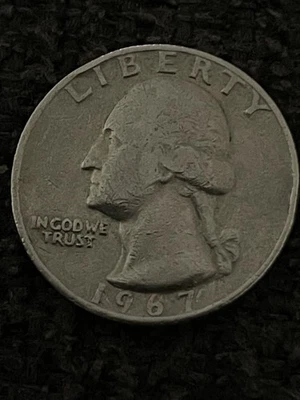 Moneda de un cuarto de error 1967 escritura en el borde, un error Foto 1 de 2
