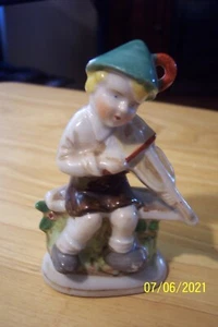 Vintage FIGURINE-late 1940's Occupied Japan -Little Boy Playing VIOLIN - Picture 1 of 3