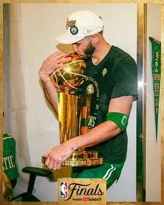 Foto 8x10 NBA Trophy Kiss Boston Celtics 2024 NBA Finales Campeones 8x10 - Imagen 1 de 1