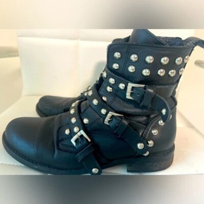 Botas Steve Madden femininas 7.5 couro corajoso motociclista cravejadas com zíper na lateral. - Imagem 1 de 4
