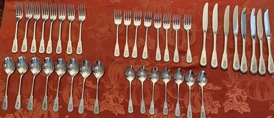Cubiertos vintage de acero inoxidable Pfaltzgraff Village Oneida 39 piezas Foto 1 de 4