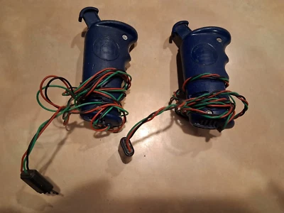 Lote De 2 Controladores De Alimentación Coche Ranura 1/32 Vintage Strombecker/Émbolo Pulgar Azul Foto 1 de 3