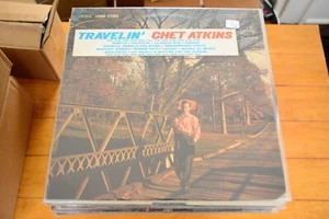 CHET ATKINS "TRAVELIN" LP 12" VINYL RECORD RCA VICTOR STEREO ALBUM VG++ - Picture 1 of 4