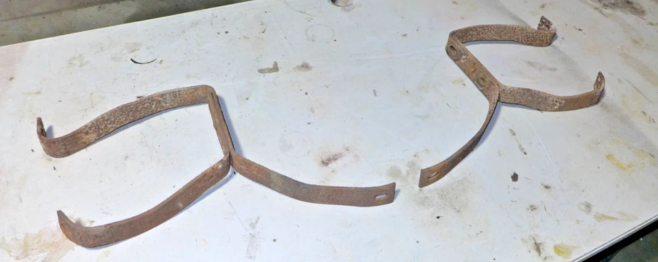 (C) Pontiac Chieftain 1949-1952 soportes de parachoques traseros, recto, bueno Foto 1 de 3