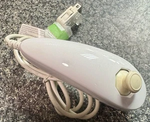 Official Nintendo Wii Wired White Nunchuck Nunchuk Controller (Free UK Post) - Picture 1 of 3