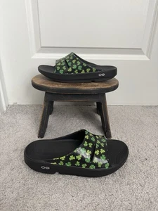 OOFOS OOahh Black & Green Shamrock Slide Sandals Men’s 7 Women’s 9 - Picture 1 of 5