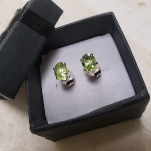 Arizona Peridot 1.75 Carat, Sterling Silver Studs - New and Hygiene Sealed - Picture 1 of 7