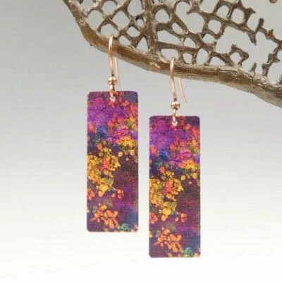 Brincos retangulares longos com estampa de flores abstratas roxo escuro DC Designs ME12CE - Imagem 1 de 4