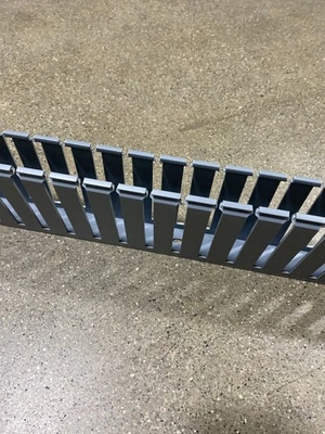 Conducto de cableado Panduit G1X4LG6, 1" W X 4" H X 6 pies L, gris claro, PVC, vendido/6 pies pieza Foto 1 de 4