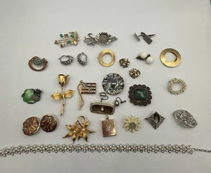 Nice Lot Of Vintage Jewelry + 1950s VTG. Brooches, Bracelets, Pins Silver, Gold? - Imagen 1 de 9
