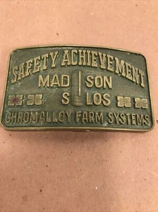 Vintage Jostens gestempelt Sicherheit Leistung Gürtelschnalle-Chromalloy Farm Systems - Bild 1 von 4