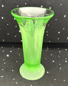 VTG Viking Glass Satin Green Leaf Pattern Vase 7" - Picture 1 of 6