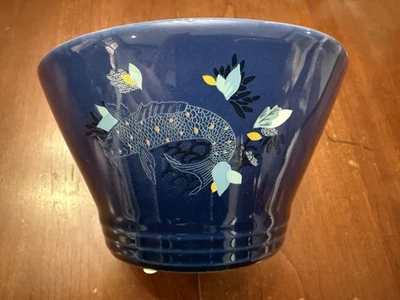 Le Creuset Lotus Kobe tigela sopa arrozkoi peixe cerâmica cobalto novo descontinuado htf - Imagem 1 de 4