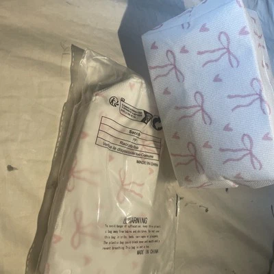 Pequeña bolsa de maquillaje multiusos blanca con diseños de lazo rosa Foto 1 de 3