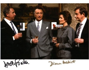 Television Autograph: DEREK FOWLDS & DIANA HODDINOTT (Yes Minister) Signed Photo - Imagen 1 de 1