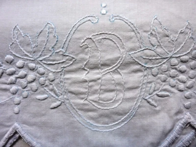 Антикварная наволочка с вышитой монограммой B с зубчатой каймой - Изображение 1 из 4