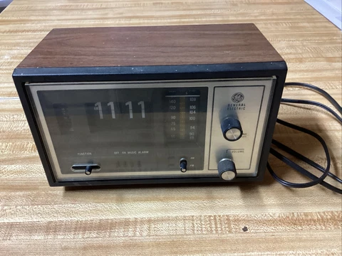 General Electric Vintage GE Flip Clock Radio Alarm 7-4425A . FOR PARTS/ REPAIR Cover