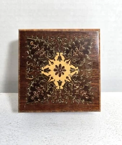 Vintage handgefertigte aufwendige intarsierte gefütterte Holz Schmuckschatulle 4" x 4" - Bild 1 von 2