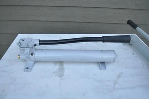 BVA P601S SINGLE SPEED HAND PUMP 37 IN³ RESERVOIR - Picture 1 of 4