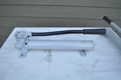 BOMBA MANUAL DE UNA SOLA VELOCIDAD BVA P601S DEPÓSITO 37 IN³  Foto 1 de 4